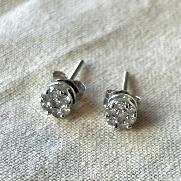 14k White Gold Diamond Cluster Stud Earrings - Picture 1 of 11